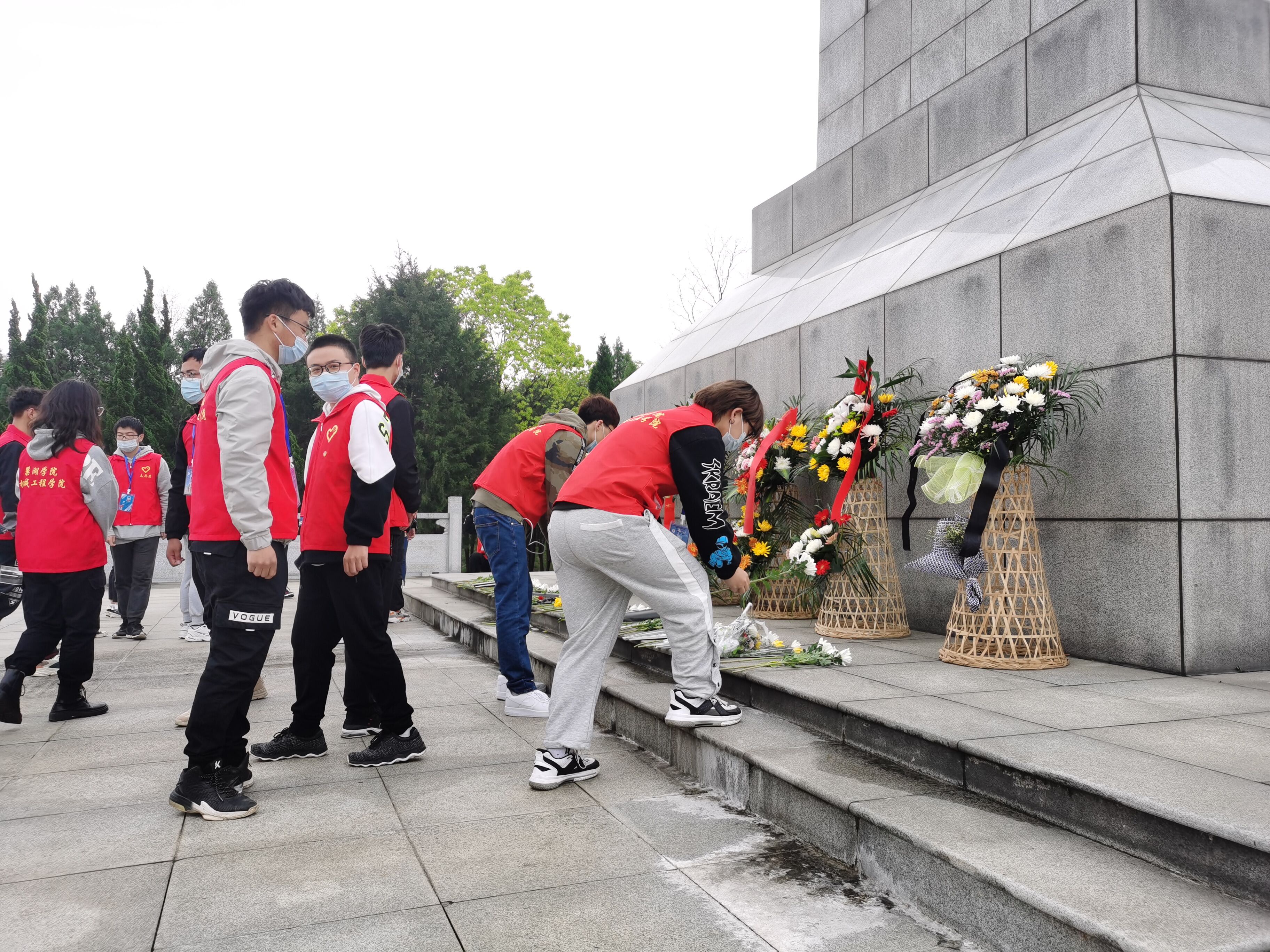 感动：贵阳市云岩区组织烈士亲属、退役军人赴麻栗坡烈士陵园扫墓 - 知乎