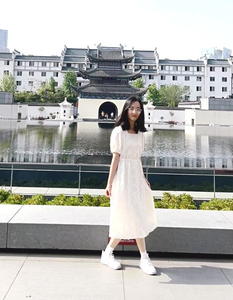 张曼丽